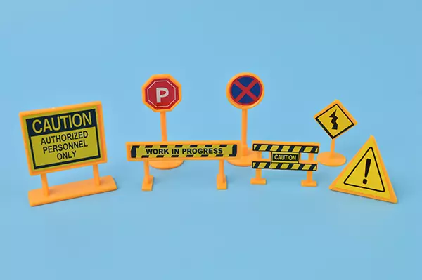 Conjunto de señales de tráfico y señales de mantenimiento aisladas en un fondo azul