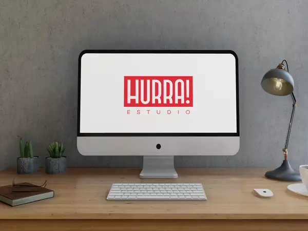 Monitor con el logotipo de Hurra! Estudio, estudio de diseño gráfico en Córdoba